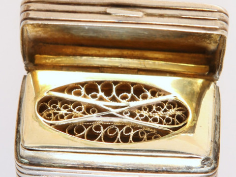 A GEORGE III SILVER VINAIGRETTE, marks indistinct, c. 1810, the cover...