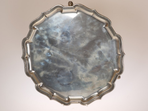 A SILVER FOOTED SALVER IN THE GEORGIAN TASTE, MAPPIN & WEBB, SHEFFIELD...