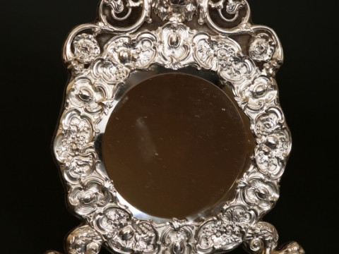 AN EDWARDIAN SILVER MOUNTED EASEL MIRROR, WALKER & HALL, SHEFFIELD 1902,...