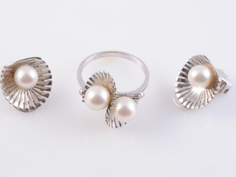 A CULTURED PEARL AND WHITE METAL RING, the two cultured pearls each set...