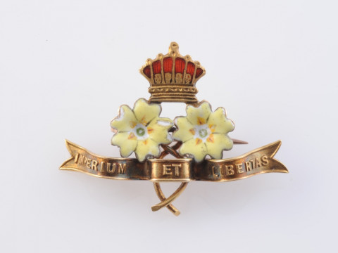 A PRIMROSE LEAGUE ENAMEL SET BROOCH, the two yellow enamelled primrose...