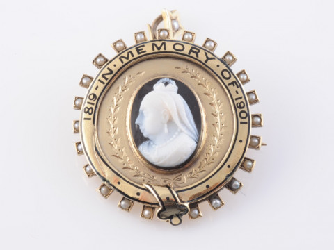A QUEEN VICTORIA MEMORIAL BROOCH, the circular mount set to the centre...