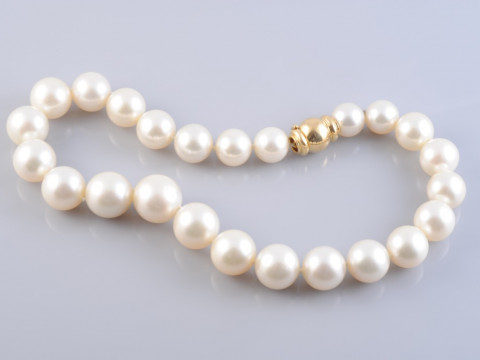 A WEMPE CULTURED PEARL NECKLACE, the twenty-four graduating cultured pearls...