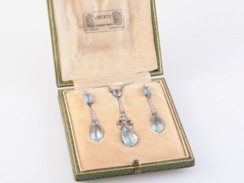 AN AQUAMARINE PENDANT AND PAIR OF EARRINGS, circa 1920, the necklace set...