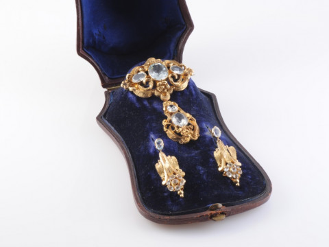 AN EARLY VICTORIAN AQUAMARINE AND GILT METAL BROOCH, the two graduating...