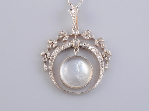 AN EDWARDIAN MOONSTONE AND DIAMOND PENDANT, the round cabochon cut moonstone...