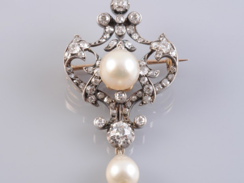 AN EDWARDIAN NATURAL PEARL AND DIAMOND BROOCH, the natural oval shaped...