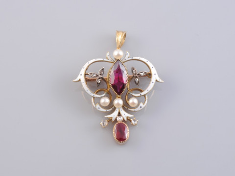 AN EDWARDIAN RUBY, ENAMEL, DIAMOND AND SEED PEARL PENDANT BROOCH, the...