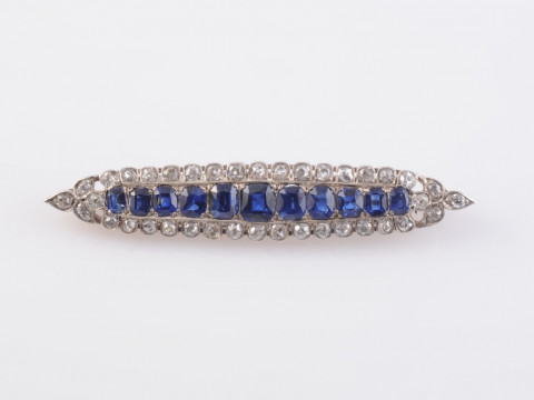 A FINE EDWARDIAN NATURAL SAPPHIRE AND DIAMOND BROOCH, the tapering navette...