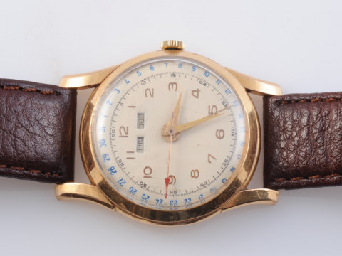 AN 18 CARAT GOLD TRIPLE DATE CALENDAR MANUAL WIND WRISTWATCH, circa 1940's,...