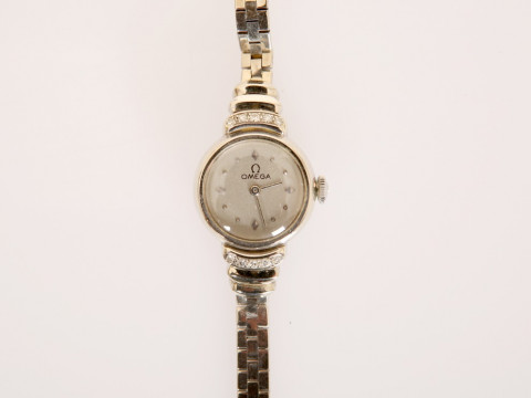 AN OMEGA WHITE GOLD AND DIAMOND LADY'S WRISTWATCH, circular case, the...