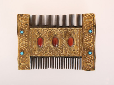A GILT-METAL MOUNTED HAND-CUT WOODEN COMB, POSSIBLY TURKMENISTAN, circa...
