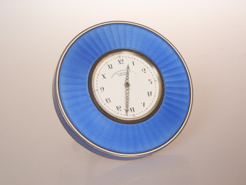 A FINE BLUE ENAMEL STRUT CLOCK, GOLDSMITHS AND SILVERSMITHS CO, 112 REGENT...