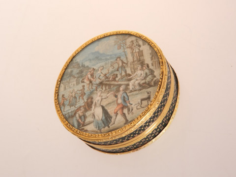 A FRENCH GOLD MOUNTED, LACQUER AND PIQUE SNUFF BOX, the cover with inset...