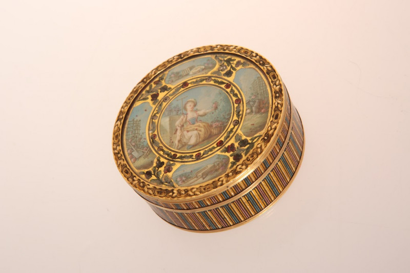 A FRENCH GOLD MOUNTED LACQUER SNUFF BOX AND COVER, striped in 'vernis martin', the cover painted with young lady and dog in a garden to the centre within a surround of four further panels, the interior tortoiseshell lined, stamped. 77mm wide