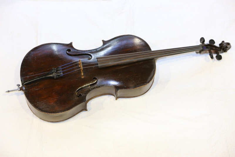 AN ENGLISH CELLO, 20th Century, with two piece back and ebony turning pegs, in a modern case. Length of back 755mm