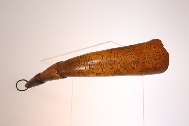 A 19TH CENTURY SCRIMSHAW DECORATED HORN, engraved with mermaid, lion, fish and crown, (a/f). 30cm