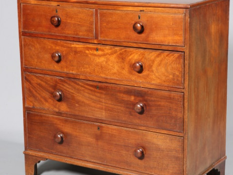 AN EARLY 19TH CENTURY MAHOGANY CHEST OF DRAWERS, with two short over three...