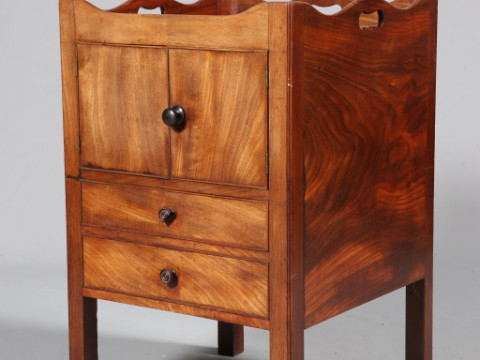 A GOOD GEORGE III MAHOGANY TRAY-TOP NIGHTSTAND, the top with fiddleback...