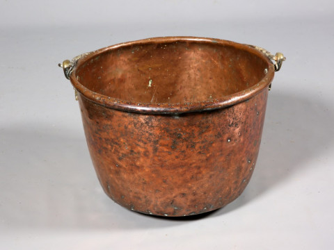 A 19TH CENTURY COPPER CHEESE KETTLE, with swing handle, 58cm wide