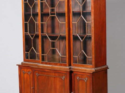 A CHIPPENDALE STYLE MAHOGANY BREAKFRONT BOOKCASE, LATE 19TH/EARLY 20TH...