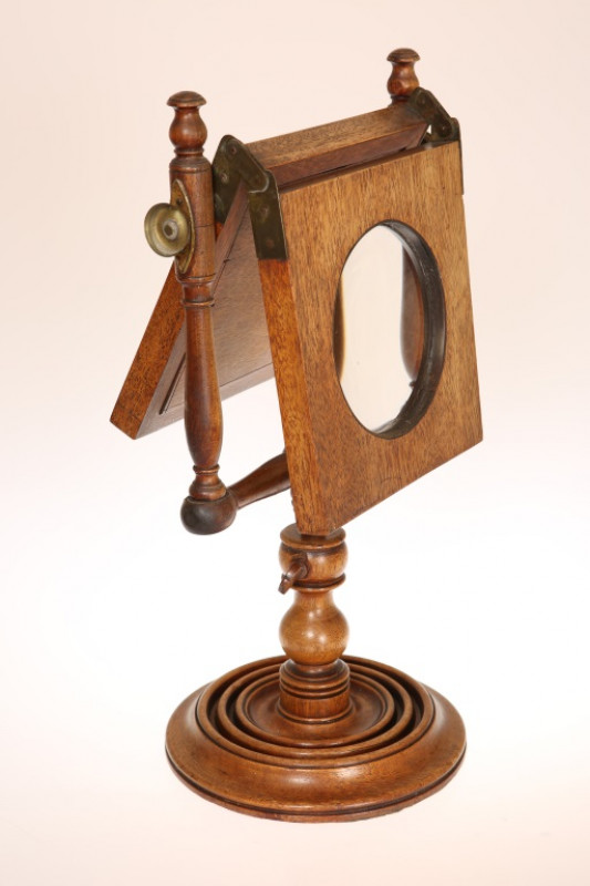 A 19TH CENTURY MAHOGANY ZOGRASCOPE, with baluster turned stem. 44cm