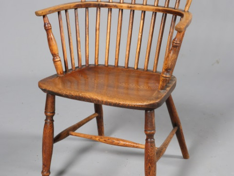 A 19TH CENTURY ELM WINDSOR CHAIR, with spindle back and splayed legs with...