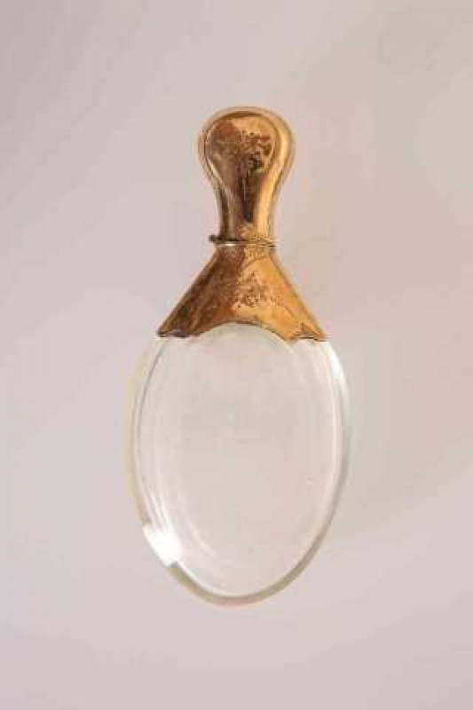 A GOLD MOUNTED SCENT FLASK, 19TH CENTURY, the Dutch gold mount (acorn leaf mark) engraved with floral sprays. 9.5cm