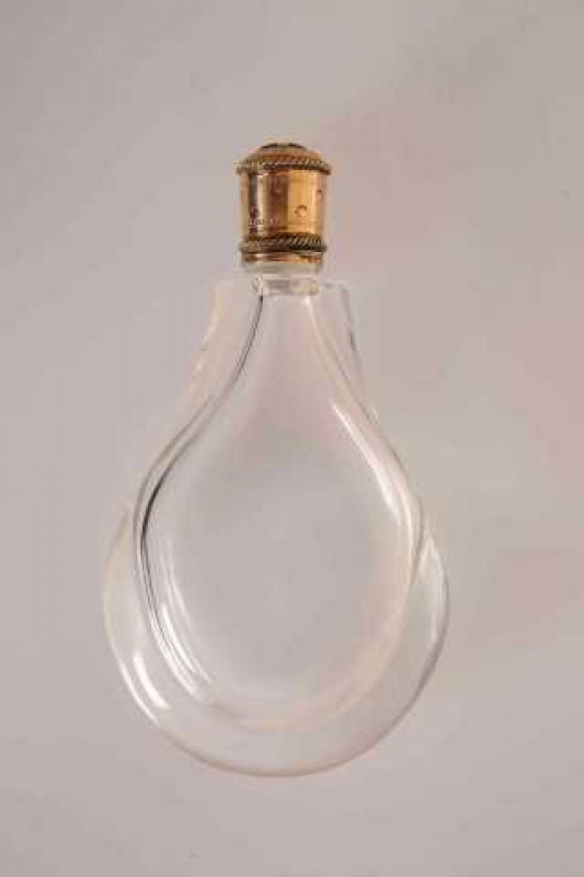A FRENCH GOLD TOPPED SCENT FLASK, 19TH CENTURY, sack-shaped. 9.5cm