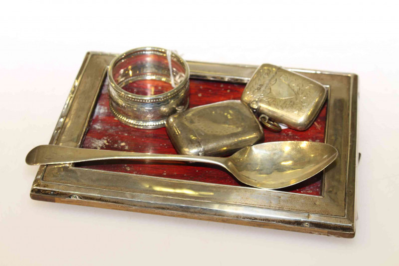 Silver picture frame, silver spoon, two silver vesta cases and a silver napkin ring (5)