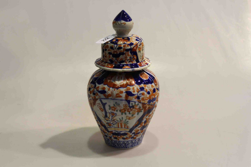 Imari vase and cover, 34cm