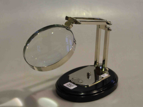 Adjustable desk magnifier