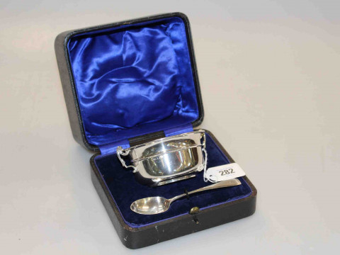 George V silver porringer, Birmingham 1916, cased with a spoon, gross...