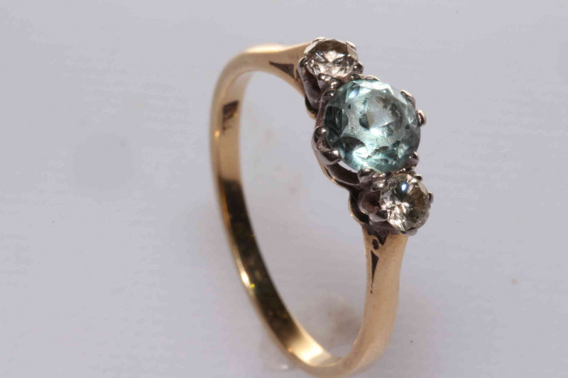 18 carat gold ring