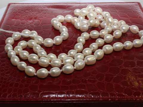 Rice-shaped freshwater pearl necklace