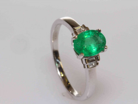18 carat white gold, oval emerald and baguette diamond shoulder ring,...