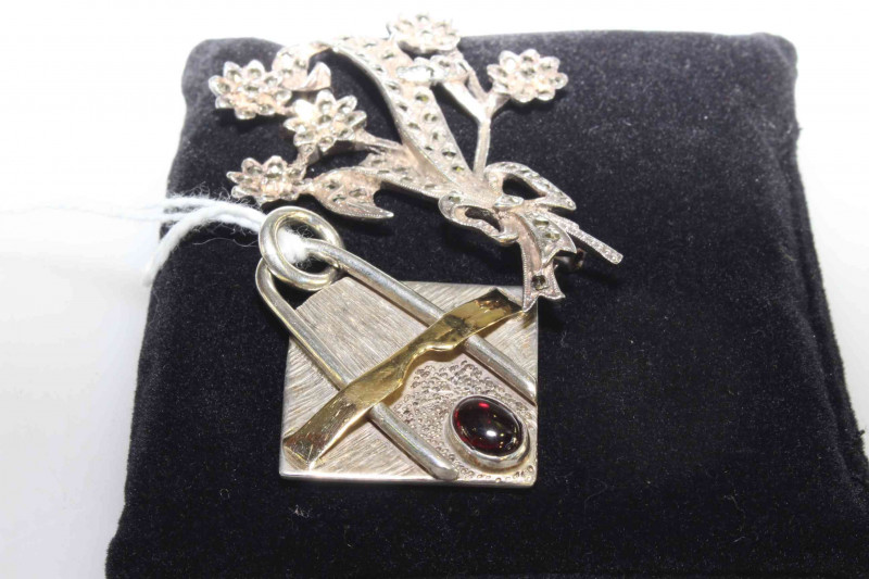 Modernist pendant, stamped 18C and 925; and a floral spray brooch (2)