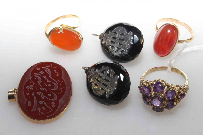 Box of jewellery including 9 carat gold ring