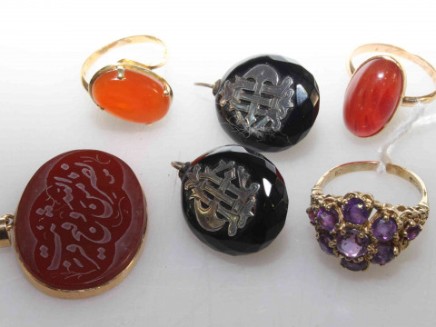 Box of jewellery including 9 carat gold ring