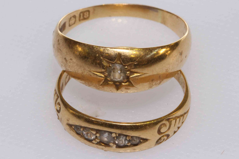 18 carat gold ring and another gold ring, (2) 7.4 grams gross