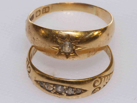 18 carat gold ring and another gold ring, (2) 7.4 grams gross