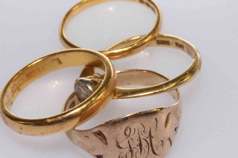 Two 22 carat gold bands, 18 carat gold ring and a 9 carat gold ring (4) Gross 13.7 grams