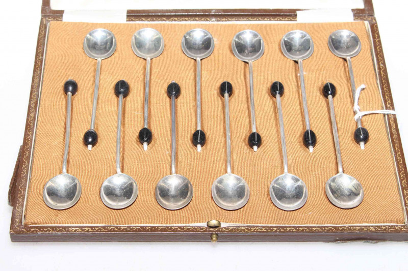 Set of twelve silver coffee bean spoons, Sheffield 1920, in a fitted box