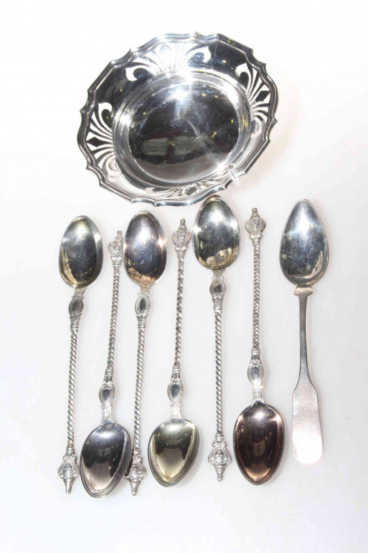Small silver dish, set of six Continental silver spoons and a fiddle pattern silver spoon (8) 5oz
