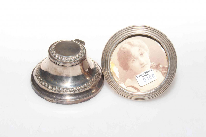 Silver inkwell, Sheffield 1916; and a small silver circular photograph frame (2)