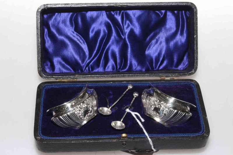Cased pair of silver salts and spoons, Birmingham 1904