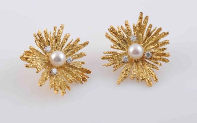 A PAIR OF 1970'S GOLD, DIAMOND AND CULTURED PEARL EARRINGS, the spray of textured bark effect gold set to the centre with a single cultured pearl and three brilliant cut diamond highlights, on post and clip back fittings. Stamped 750. Total weight 18.4 gr