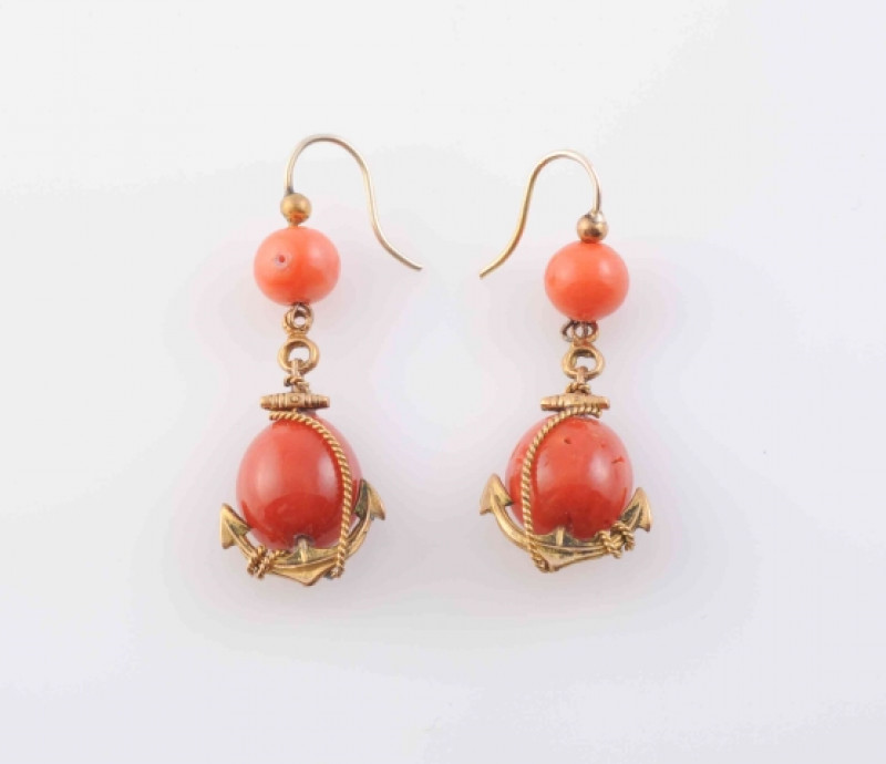 A PAIR OF CORAL EARRINGS, the articulated mount depicting a ships anchor set with a polished coral bead, suspending on an articulated link from a further single polished coral bead on shepherds hook fittings. Length 4cm. Total weight 4.5 grams.