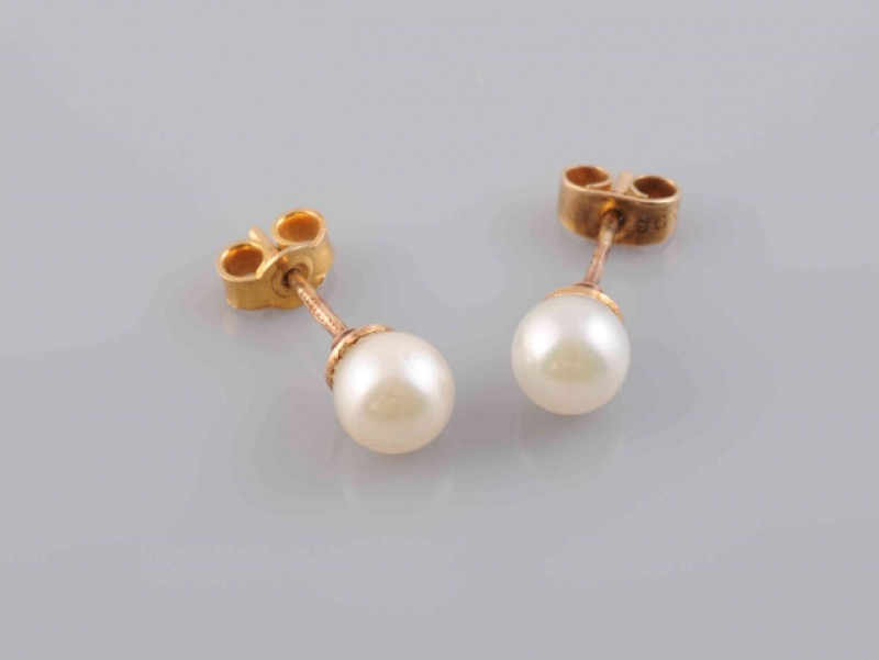A PAIR OF CULTURED PEARL EARRINGS, on yellow gold post and scroll fittings. Scrolls stamped 9K.