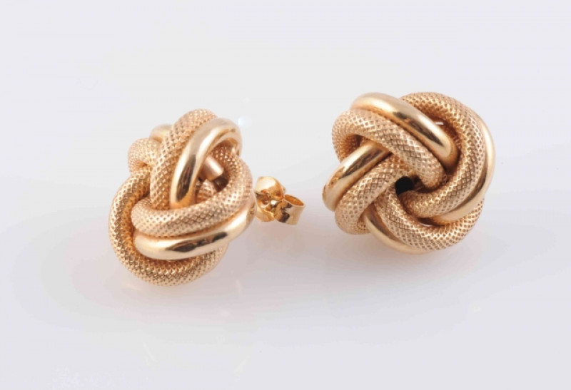 A PAIR OF YELLOW GOLD KNOT STYLE EARRINGS, of polished and textured metal details, on post and scroll fittings. Stamped 375. Total weight 4.5 grams